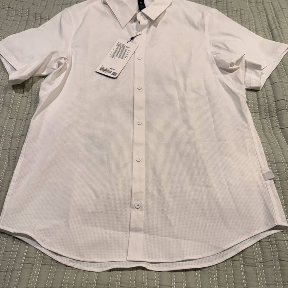 Lulu siring easy shirt,  Men's size L, White Short Sleeve Shirt, NWT